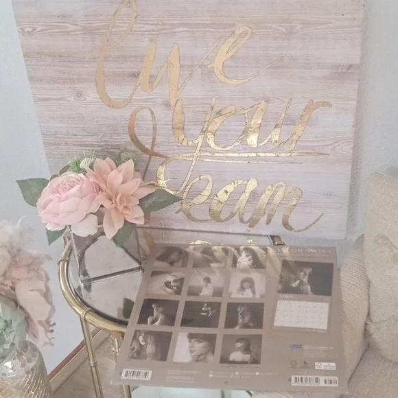 Taylor Swift 2026 calendar - Picture 4 of 5